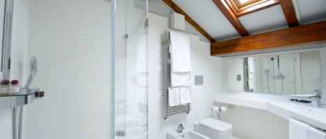Superior Triple with Balcony, Arena View, Annex Building | Bathroom | Free toiletries, hair dryer, bathrobes, bidet