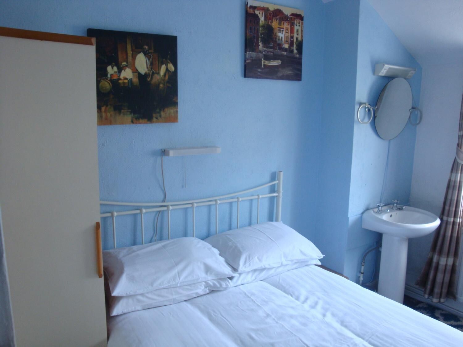 Een strijkplank/strijkijzer, gratis wifi, beddengoed