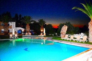 Seasonal outdoor pool, pool umbrellas, sun loungers - Aslanis Village Hotel (Kos)