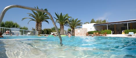 Alberca al aire libre por temporada y sombrillas en la alberca