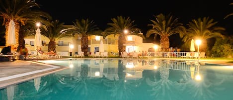 Seasonal outdoor pool, pool umbrellas, sun loungers