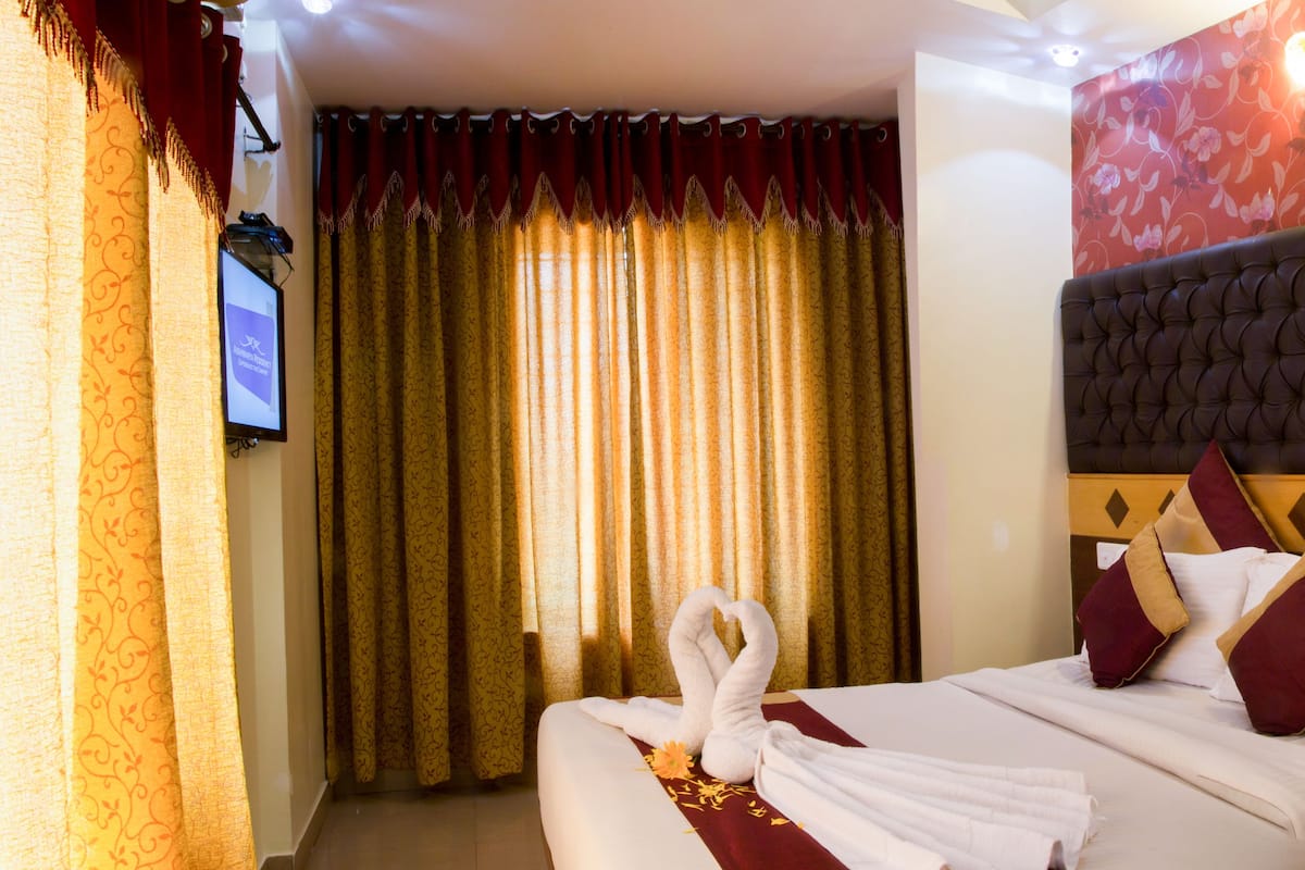 Egyptian cotton sheets, premium bedding, pillow-top beds, in-room safe