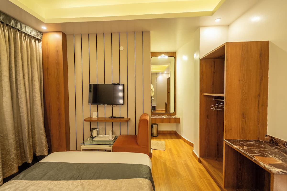 Egyptian cotton sheets, premium bedding, pillow-top beds, in-room safe
