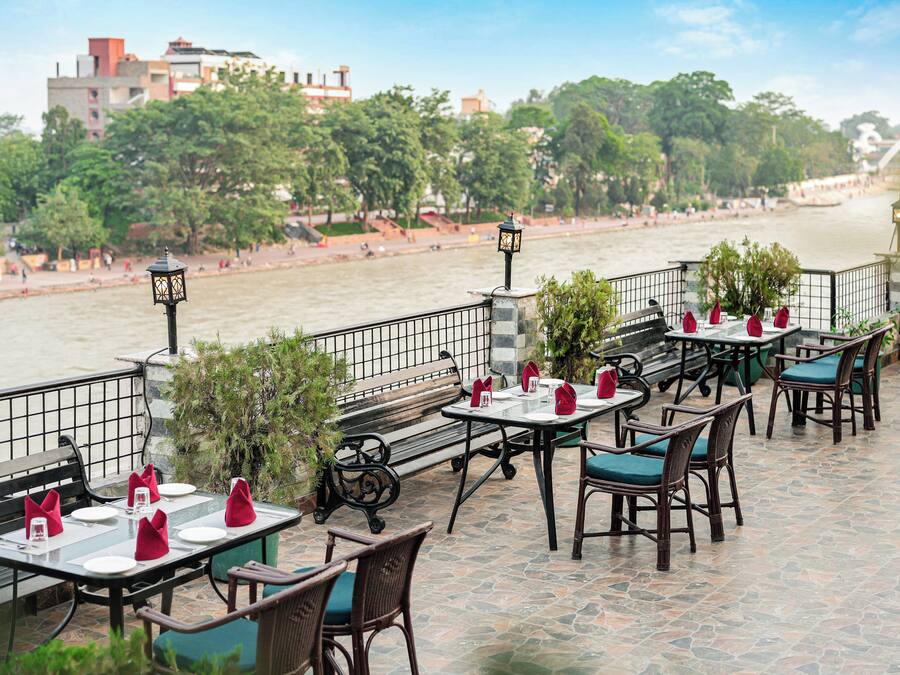 Breakfast, lunch and dinner served