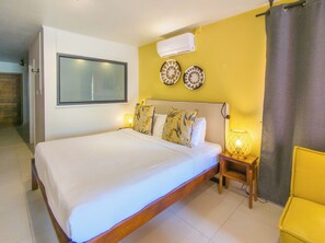 Chambre Double Deluxe (b) | Minibar, coffres-forts dans les chambres, bureau, rideaux occultants