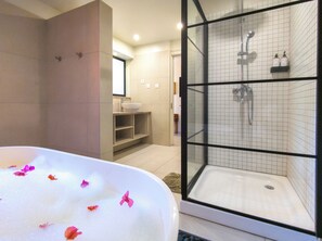 Quarto casal luxo (b) | Banheiro | Chuveiro, produtos de toalete grátis, toalhas de banho, sabonete