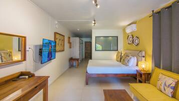 Habitación doble Deluxe (b) | Minibar, caja de seguridad en la habitación y escritorio