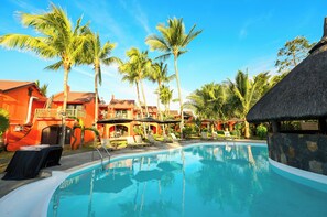 室外泳池；泳池傘、躺椅