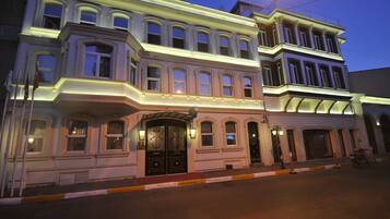 Vista frontal de la propiedad por la tarde o noche