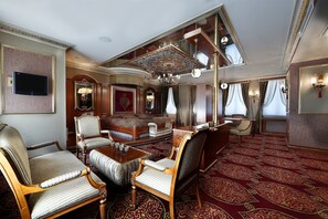 King Suite | Khu phòng khách | TV LCD 