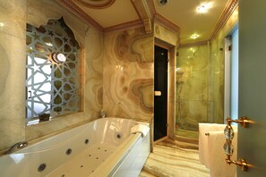 King Suite | Phòng tắm | Đồ dùng nhà tắm miễn phí, máy sấy tóc, dép đi trong nhà 