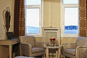 Deluxe-rum - havsutsikt | Sängtillbehör av högsta kvalitet, memory foam-madrasser och minibar