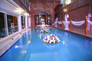 Una piscina al aire libre de temporada, sillones reclinables de piscina