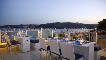 Daily buffet breakfast for a fee