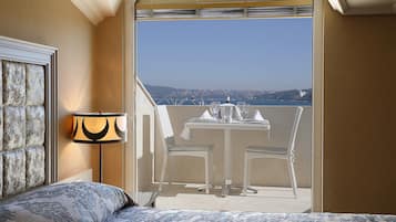 Habitación superior, balcón, vistas al mar | 1 dormitorio, ropa de cama de alta calidad, colchones viscoelásticos