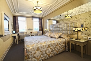 Rom – deluxe, sjøutsikt | Sengetøy av topp kvalitet, memory foam-senger, minibar og safe på rommet