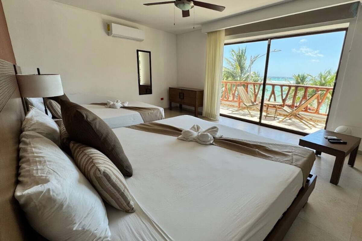 Master Suite Sea View, 2 Queen Beds. | Blendingsgardiner, lydisolert, wi-fi (inkludert) og sengetøy
