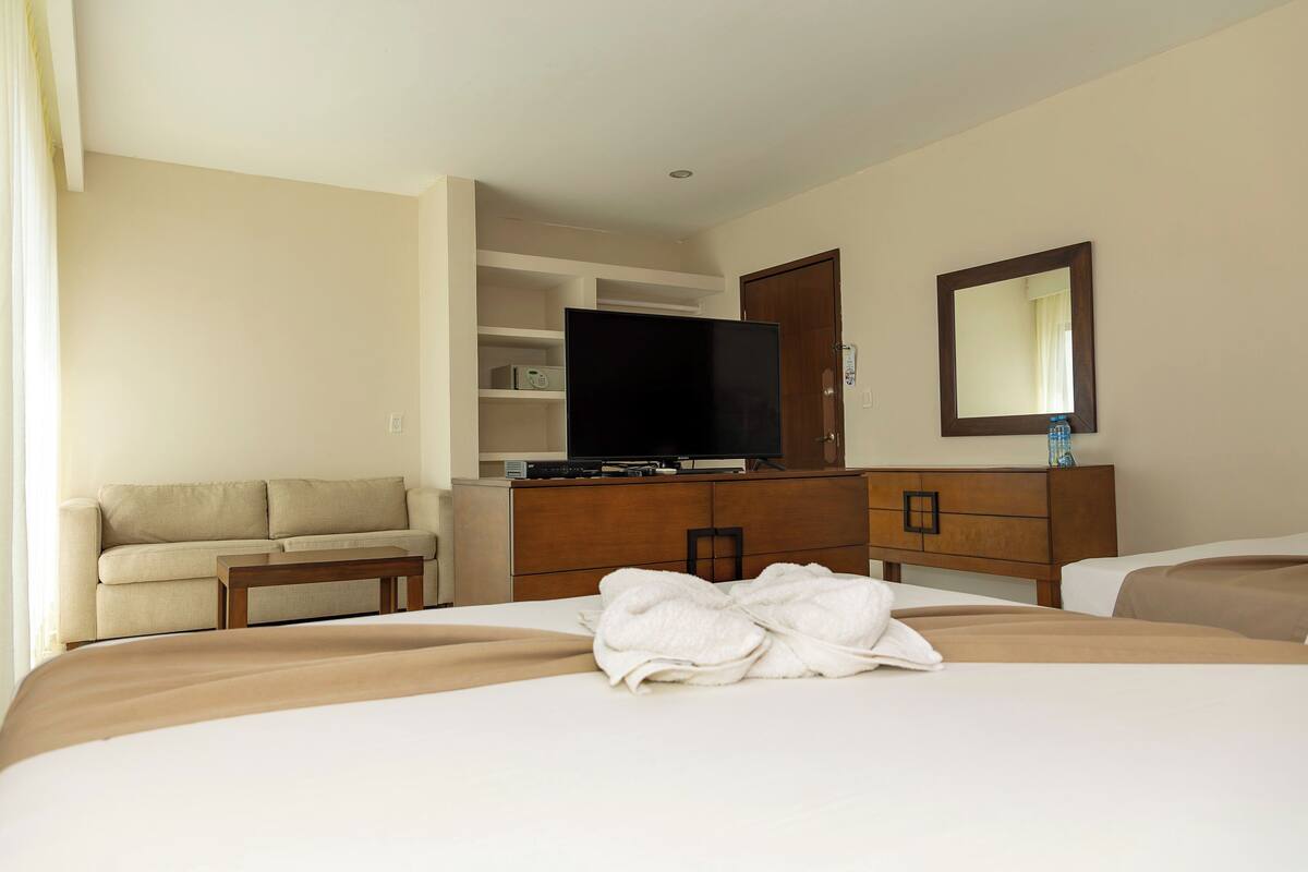 Master Suite Sunset View, 2 Queen Beds | Blendingsgardiner, lydisolert, wi-fi (inkludert) og sengetøy