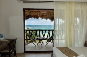 Sea View, 1 Queen Bed | Área de estar | TV de tela plana 42 polegadas com canais a cabo, TV