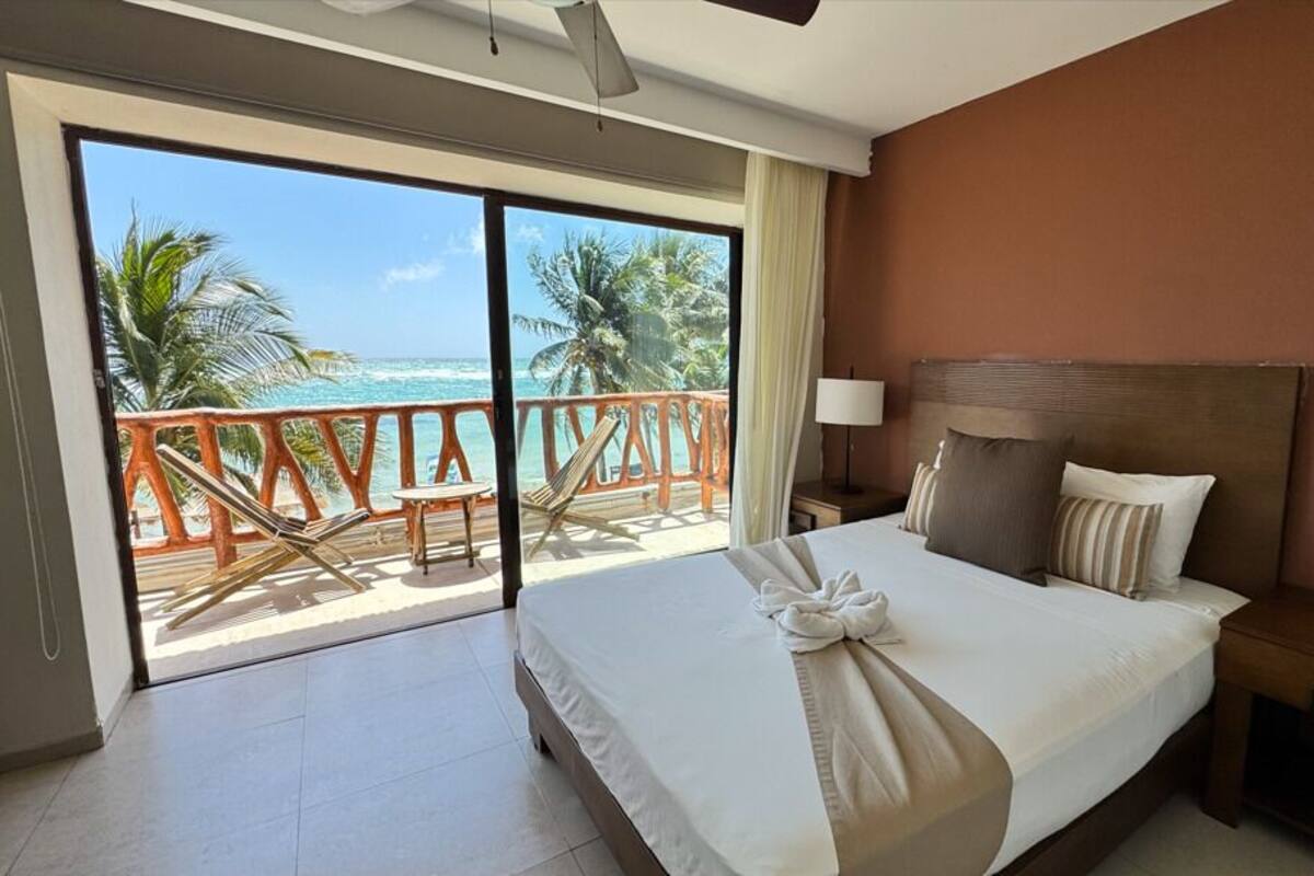 Sea View, 1 Queen Bed | Blendingsgardiner, lydisolert, wi-fi (inkludert) og sengetøy