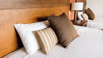 Master Suite Sea View, 2 Queen Beds. | Verdunkelungsvorhänge, schallisolierte Zimmer, kostenloses WLAN