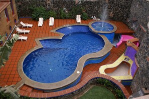 Una piscina al aire libre, sombrillas