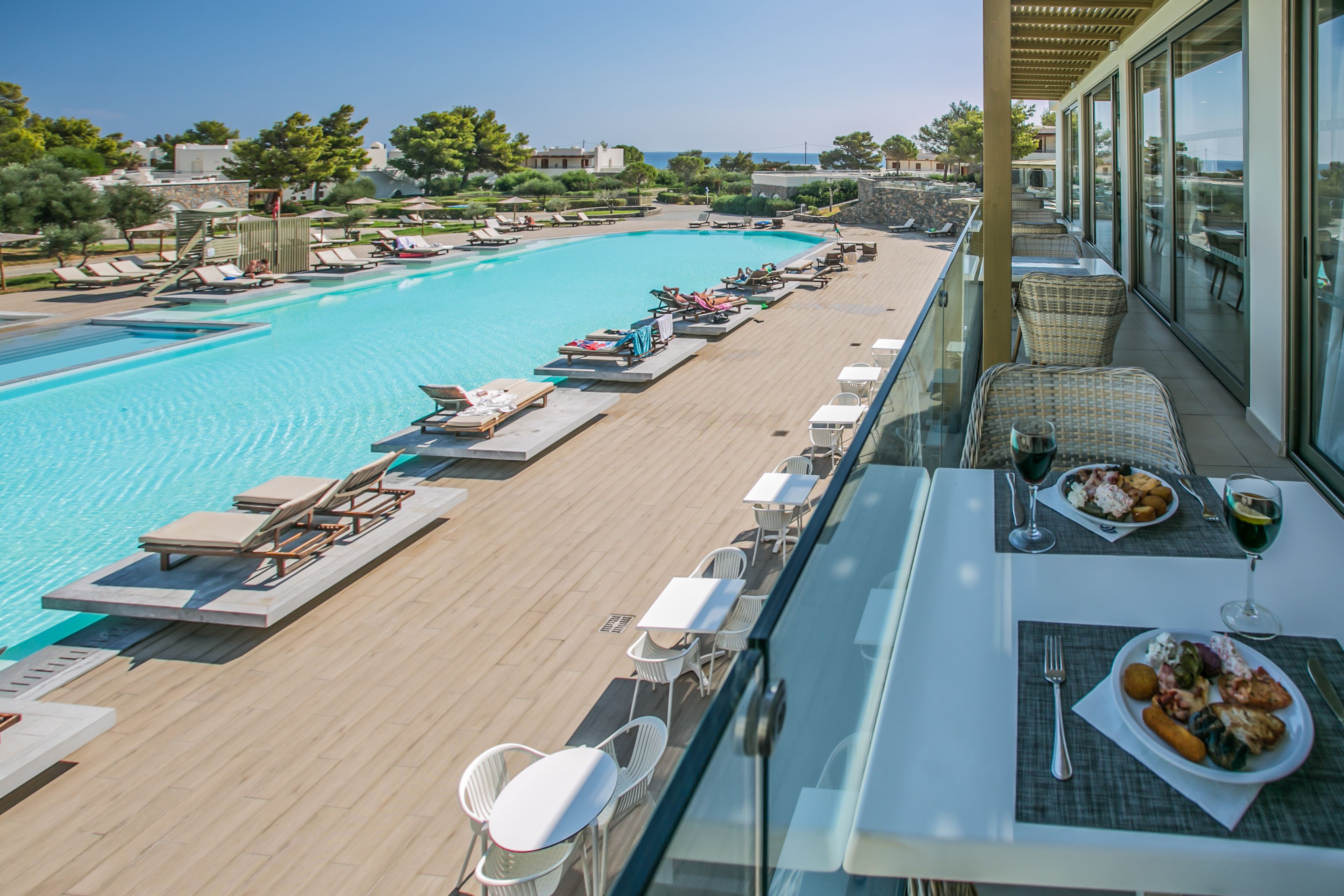 3 개의 야외 수영장, 10:00 ~ 18:00 오픈, 수영장 파라솔, 일광욕 의자