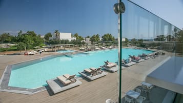 3 outdoor pools, open 10:00 AM to 6:00 PM, pool umbrellas, sun loungers