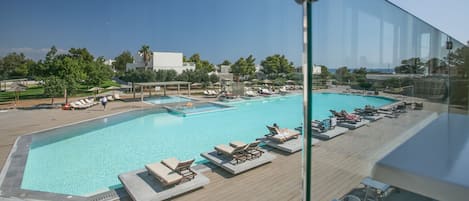 3 outdoor pools, open 10:00 AM to 6:00 PM, pool umbrellas, pool loungers