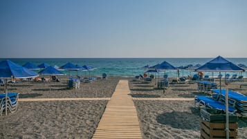 En la playa, camastros, sombrillas y toallas de playa