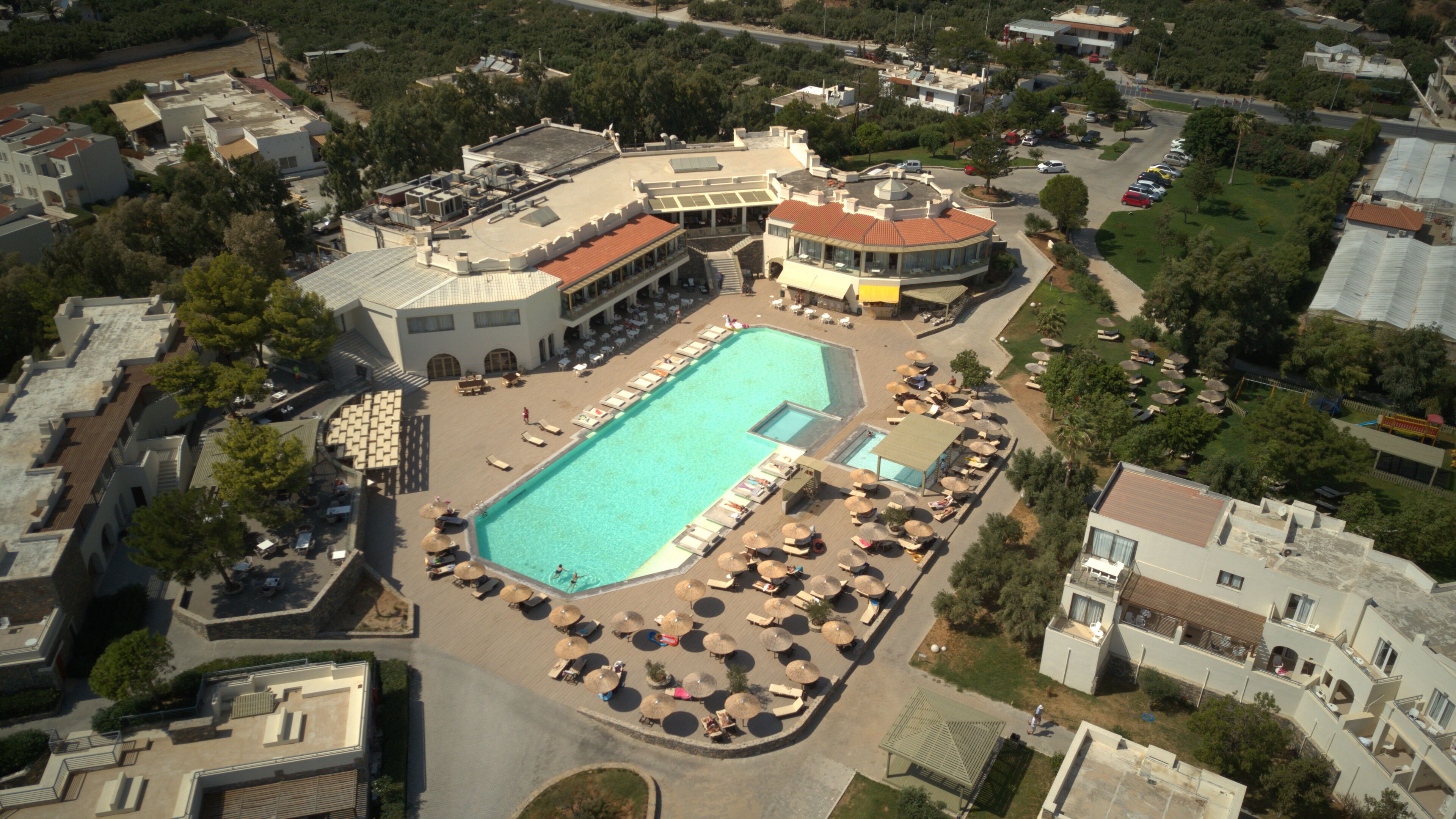 3 من حمّامات السباحة الخارجية، مظلات على حمّام السباحة، مقاعد للتشمس