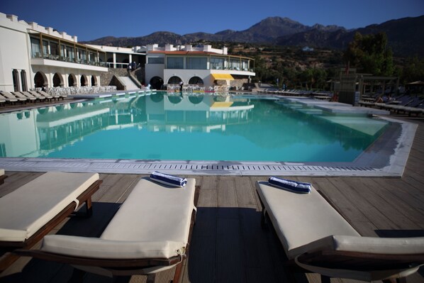 3 outdoor pools, open 10:00 AM to 6:00 PM, pool umbrellas, pool loungers