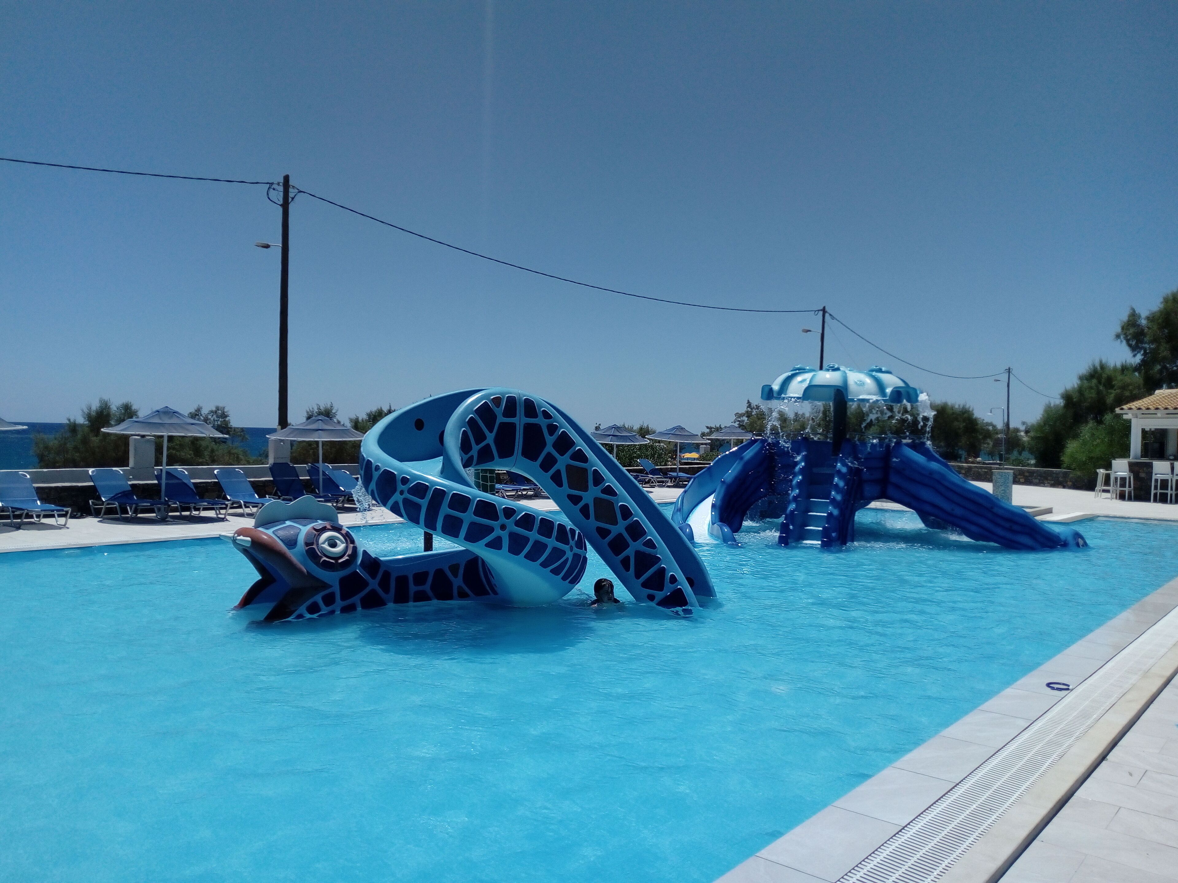 3 Außenpools, geöffnet von 10:00 Uhr bis 18:00 Uhr, Sonnenschirme