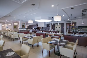 2 restaurants, dinner served