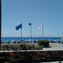 Sulla spiaggia, lettini da mare, ombrelloni, teli da spiaggia