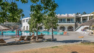 3 buitenzwembaden, parasols voor strand/zwembad