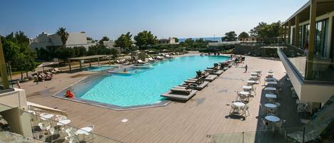 3 outdoor pools, open 10:00 AM to 6:00 PM, pool umbrellas, pool loungers
