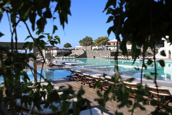 3 outdoor pools, open 10:00 AM to 6:00 PM, pool umbrellas, pool loungers