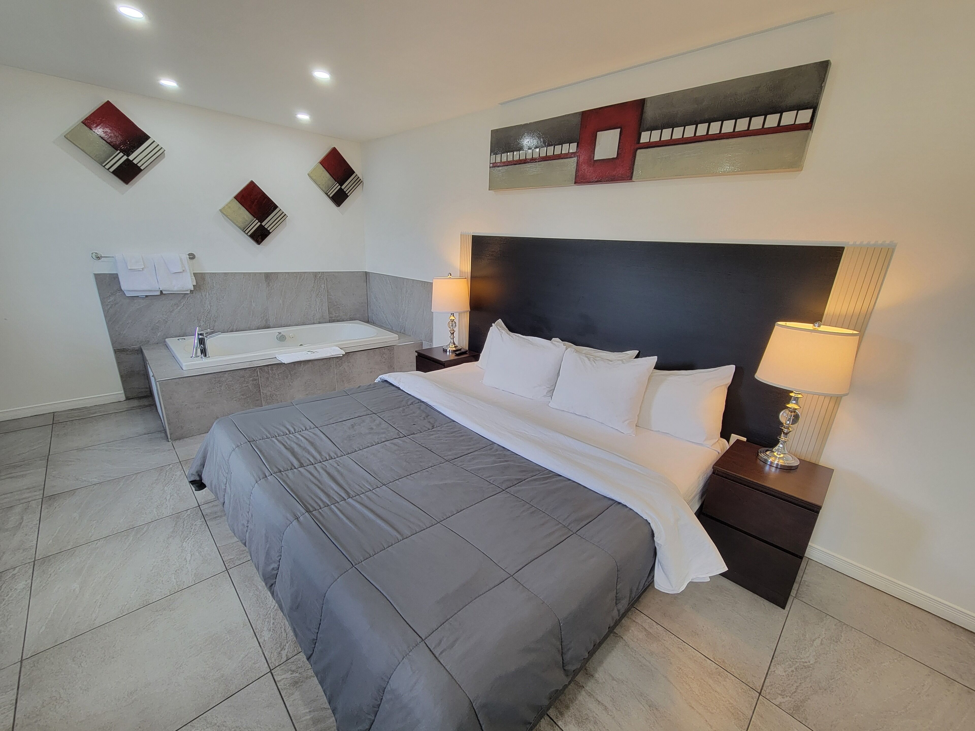 Standardzimmer, 1 King-Bett, Whirlpool, Erdgeschoss | 1 Schlafzimmer, Schreibtisch, Verdunkelungsvorhänge, kostenloses WLAN