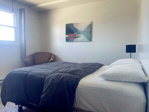 Economy Room | 1 bedroom, desk, blackout curtains, free WiFi - Motel Grande ile (Salaberry De Valleyfield)