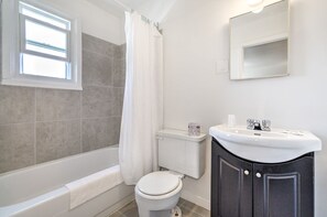 Combined shower/bathtub, free toiletries, hair dryer, bathrobes - Motel Grande ile (Salaberry De Valleyfield)
