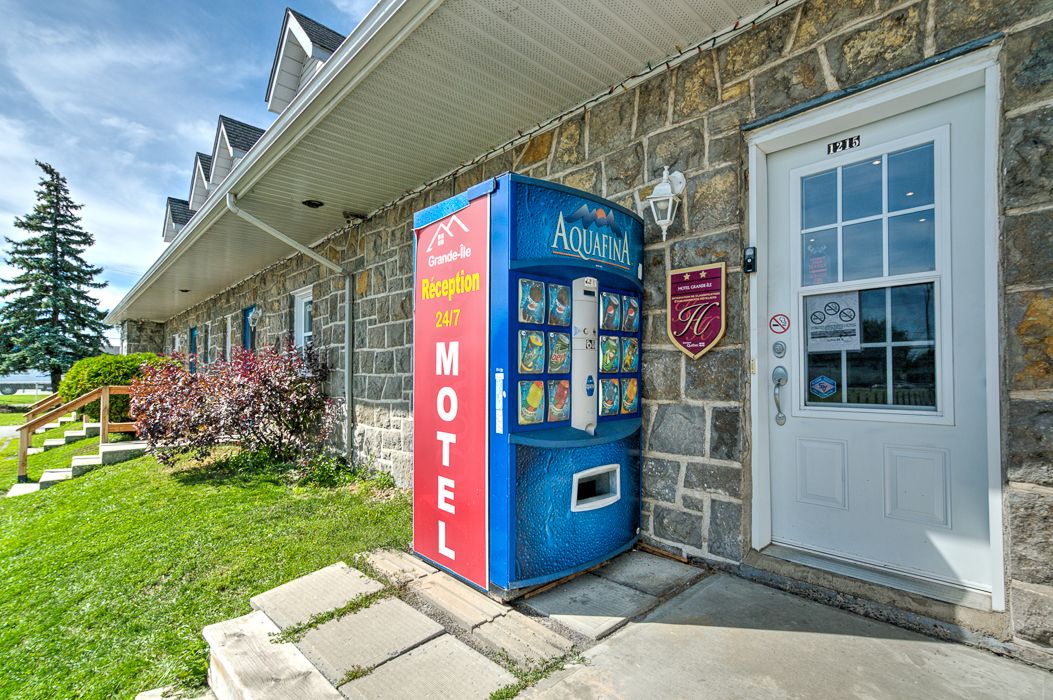 Un motel con fachada de piedra, una recepción y una puerta marcada con el número 1215.