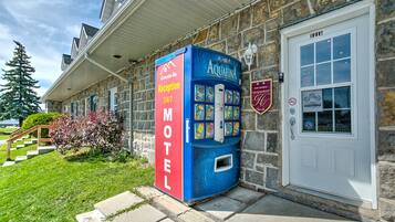 Un motel con fachada de piedra, una recepción y una puerta marcada con el número 1215.