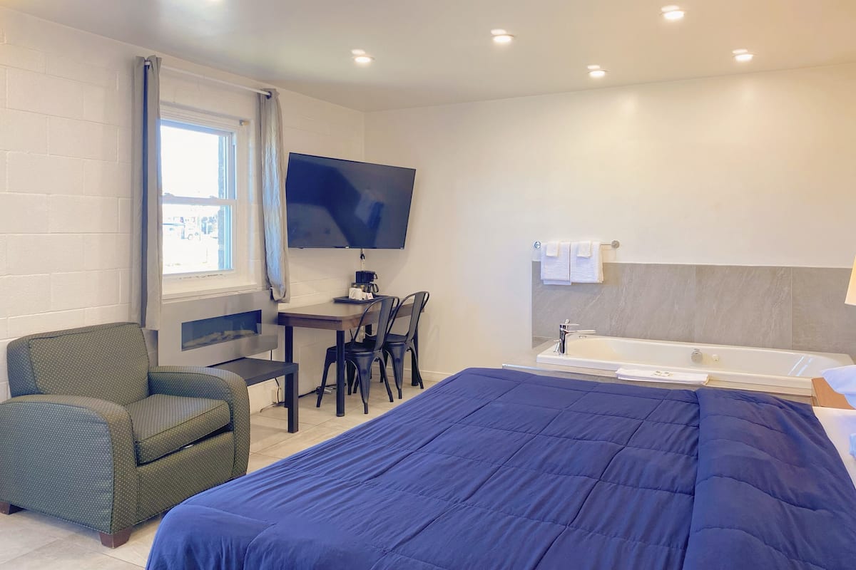 Standaard kamer, 1 kingsize bed, bubbelbad, op benedenverdieping | 1 slaapkamer, een bureau, verduisterende gordijnen, gratis wifi