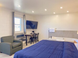 Standard Room, 1 King Bed, Jetted Tub, Ground Floor - Motel Grande ile (Salaberry De Valleyfield)