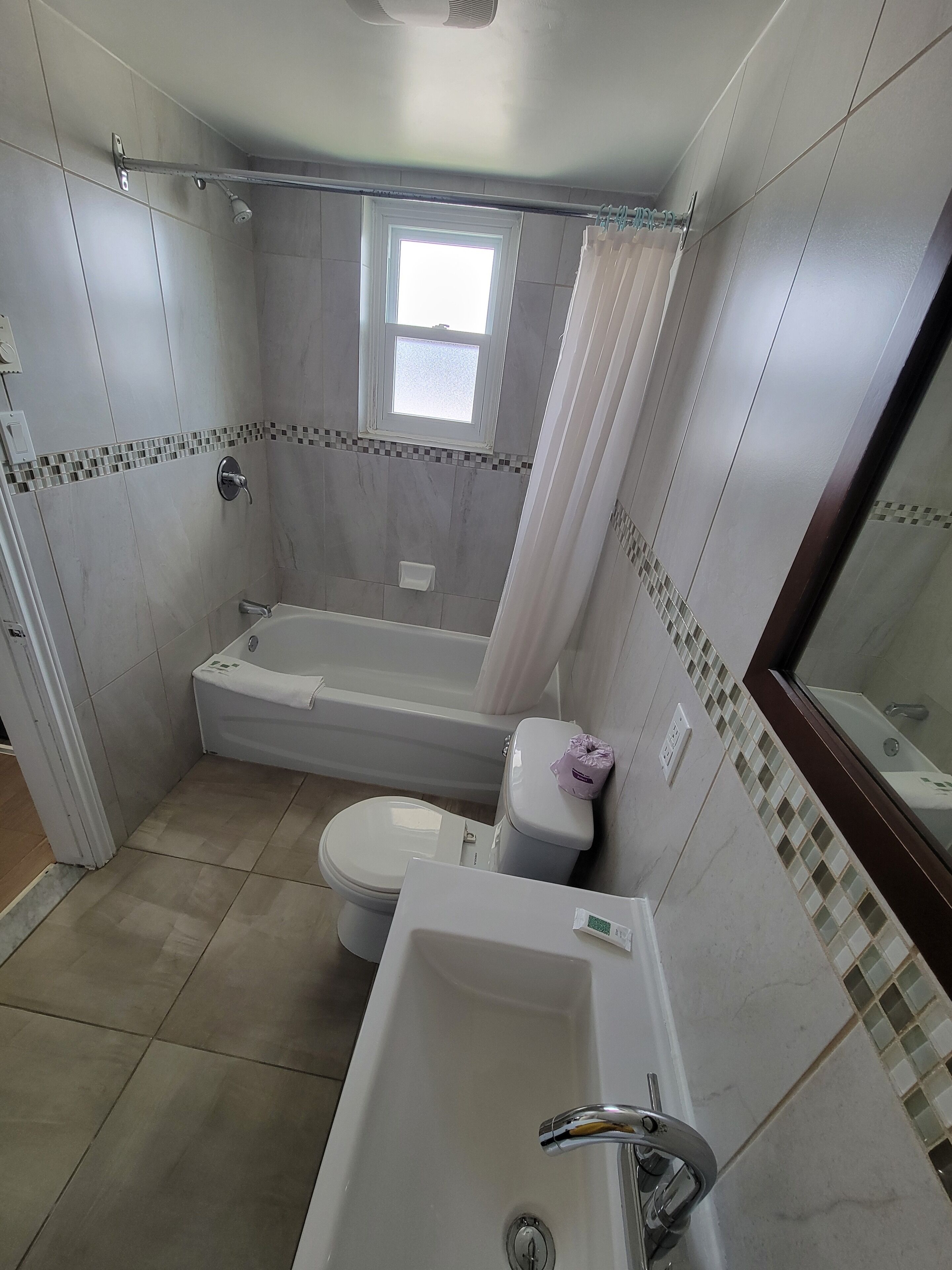 Une salle de bain avec une baignoire, des toilettes et un lavabo.