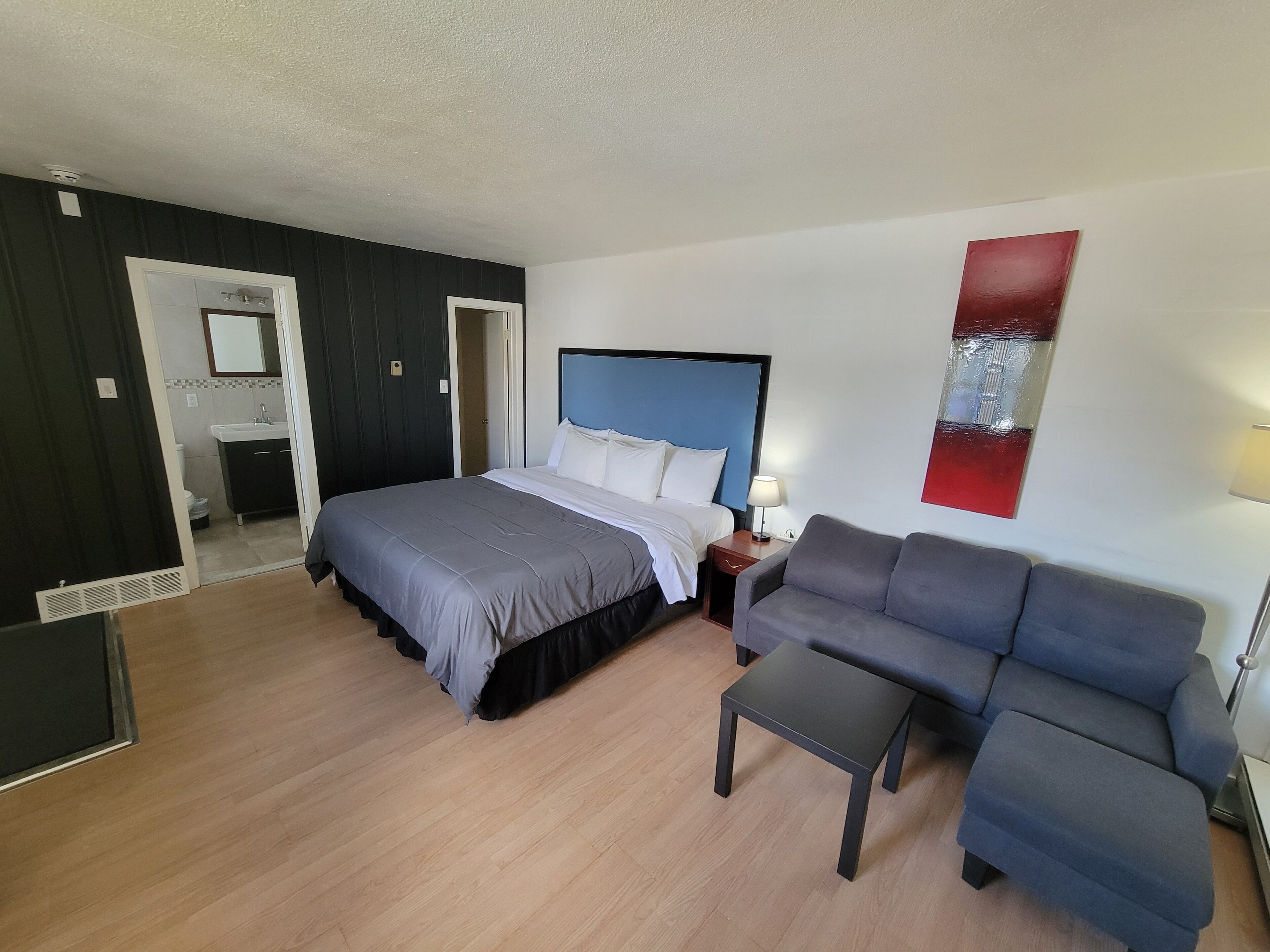 Standardzimmer, 1 King-Bett, Erdgeschoss | 1 Schlafzimmer, Schreibtisch, Verdunkelungsvorhänge, kostenloses WLAN