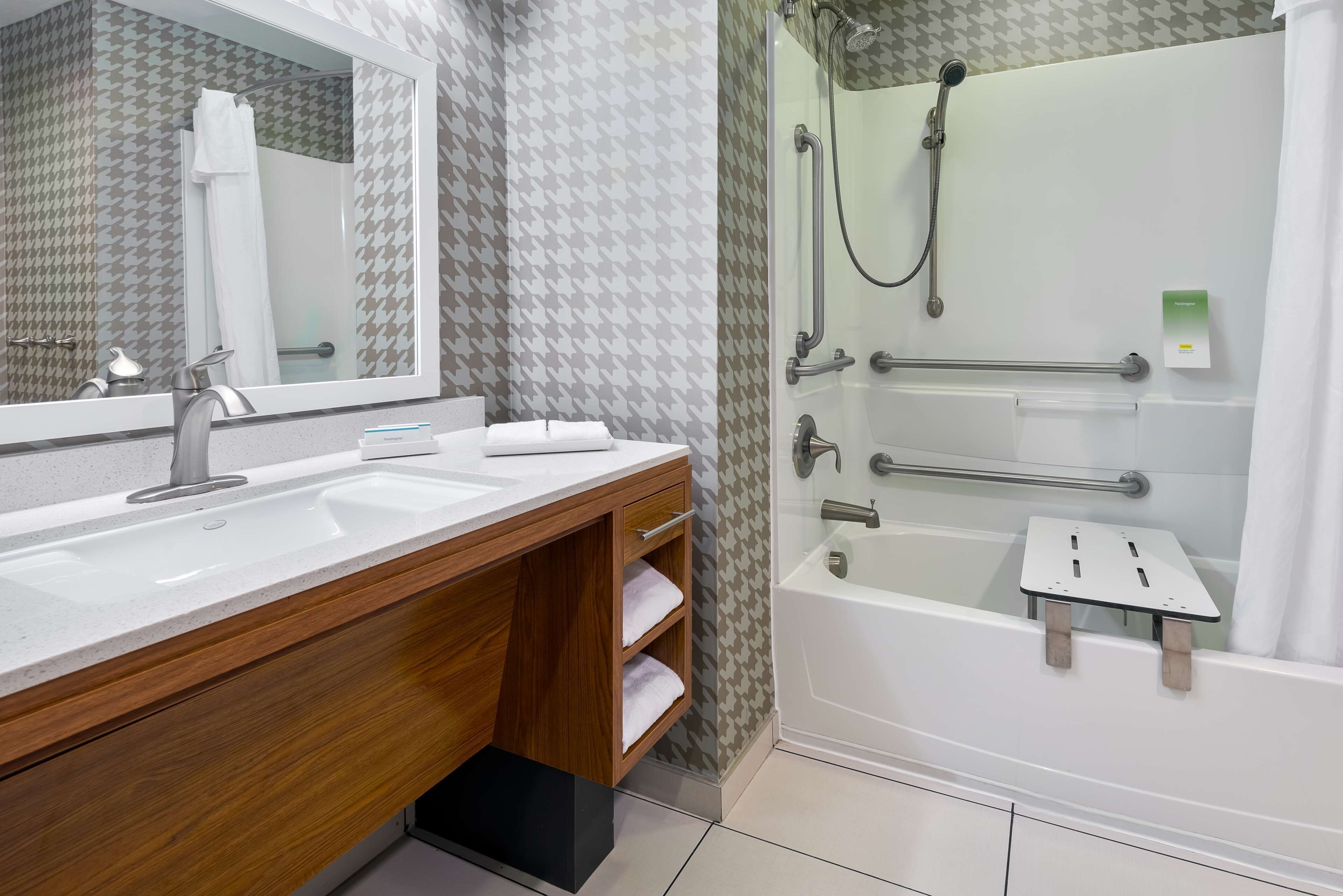 studio, 2 queen beds, accessible, bathtub | bathroom | free toiletries, hair dryer, towels