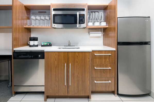 Kühlschrank, Mikrowelle, Wasserkocher mit Kaffee-/Teezubehör