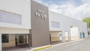 Un hotel moderno llamado "Hotel El CID" con un diseño limpio y minimalista.